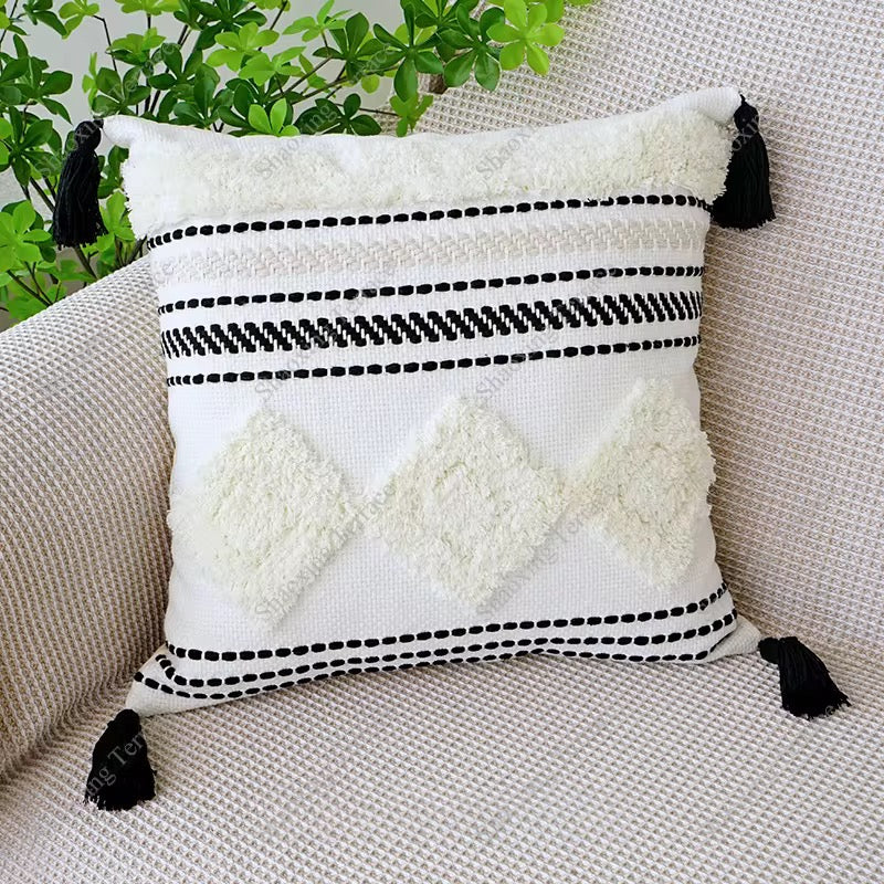 Coussins bohème noir et blanc à pompons - 45 x 45 cm