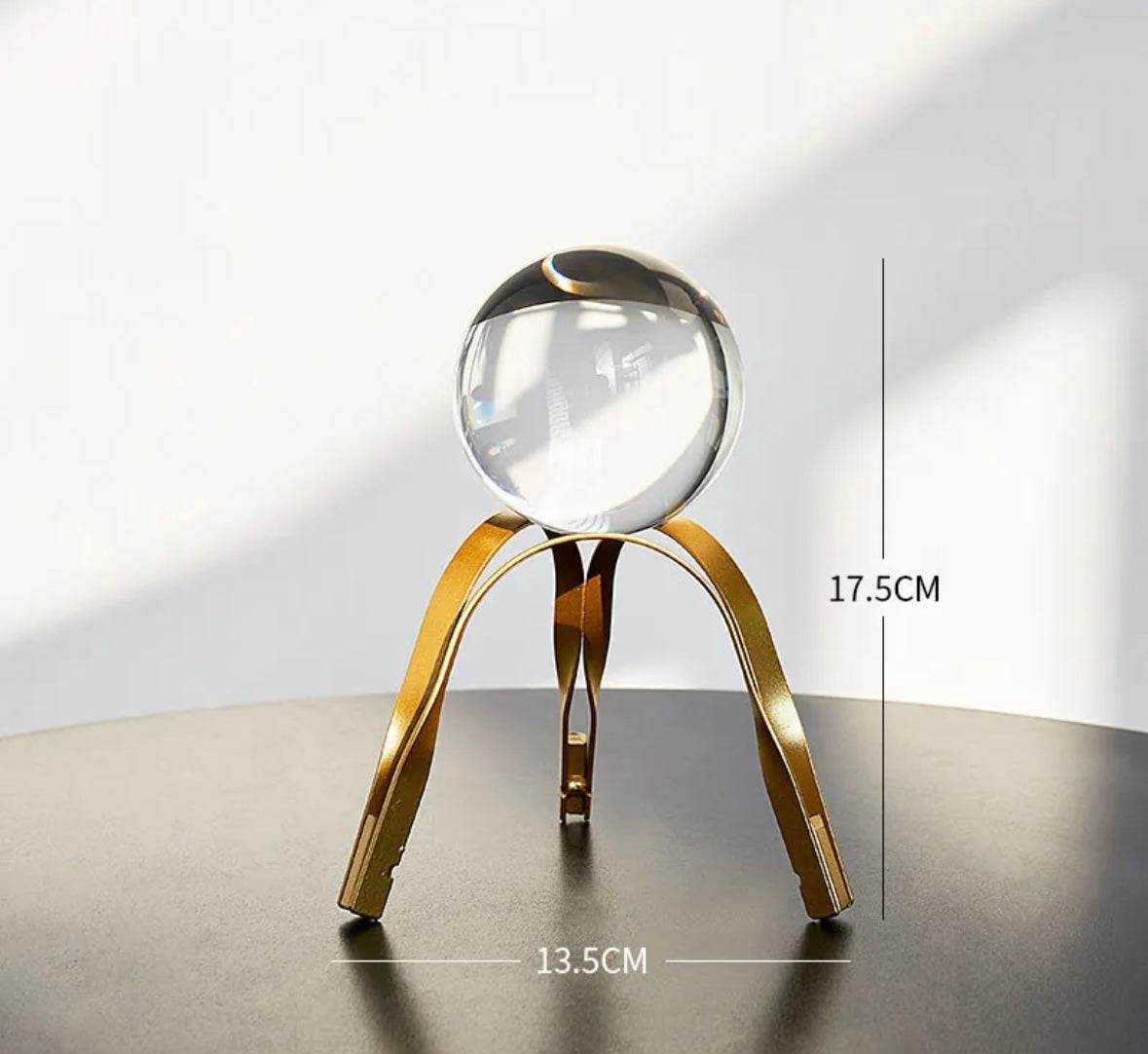 Support et boule de crystal décoratif