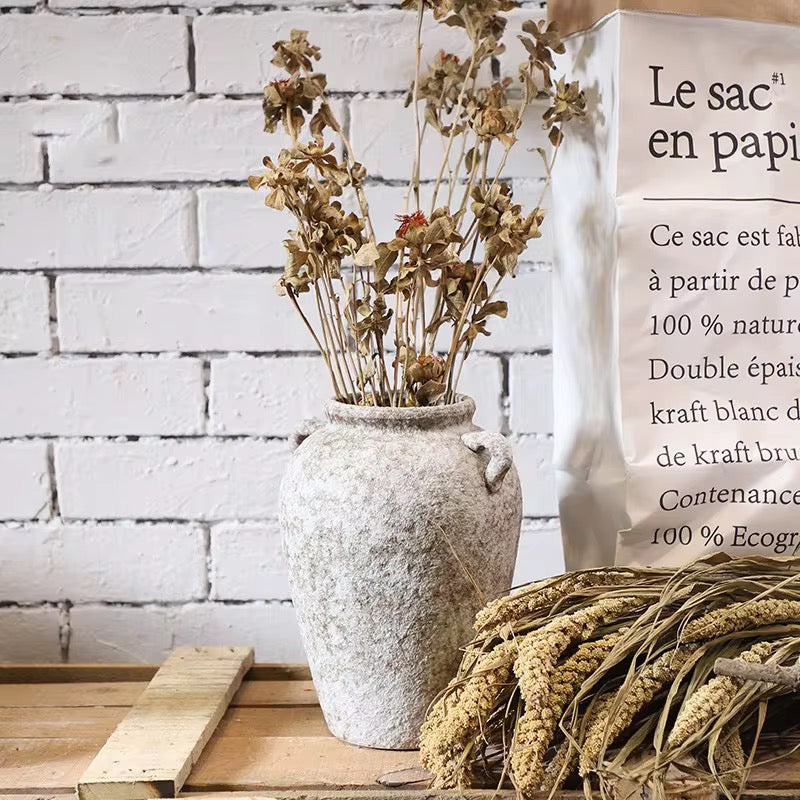 Vase en poterie wabi-sabi