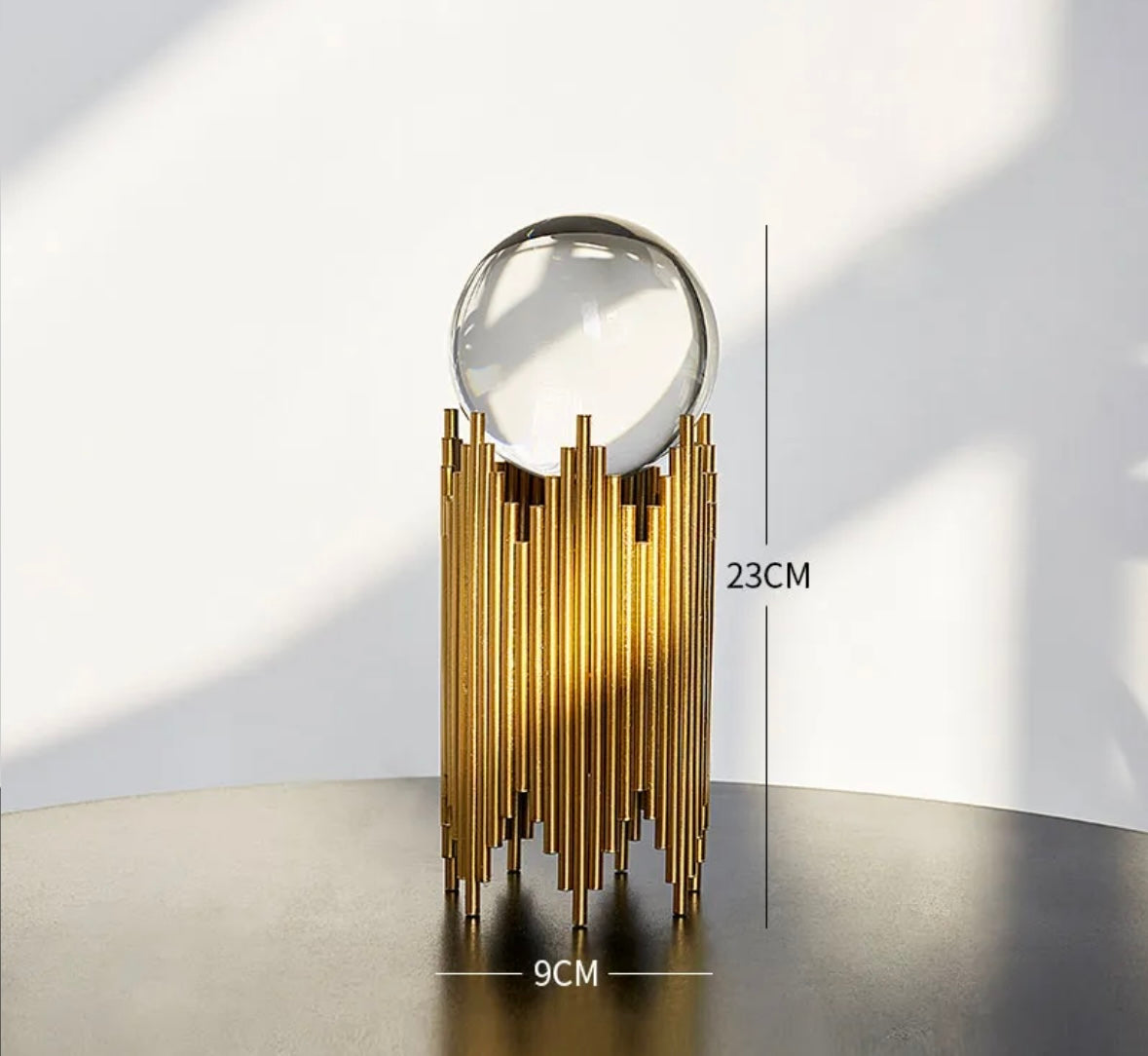 Support et boule de crystal décoratif