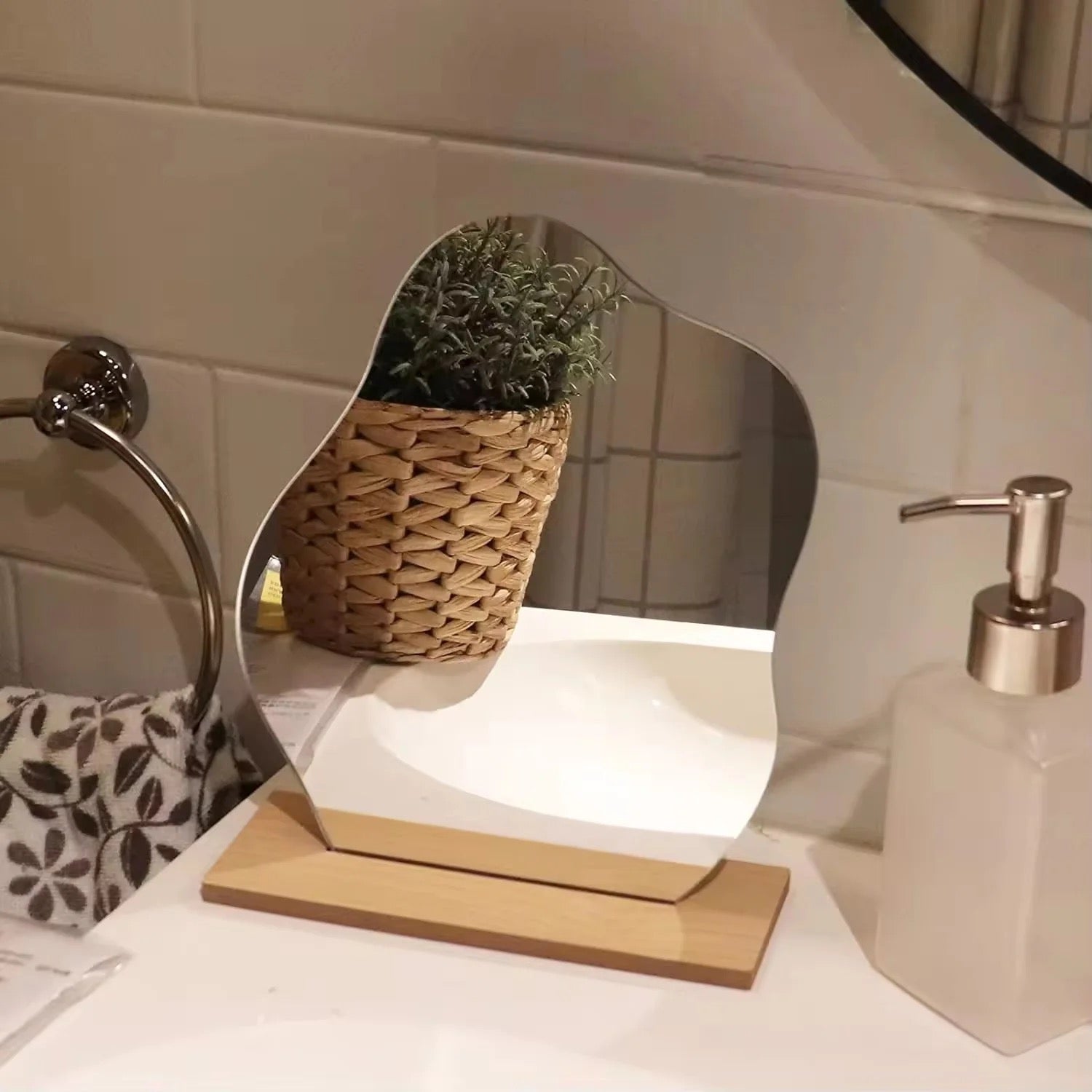 Miroir en forme de vague