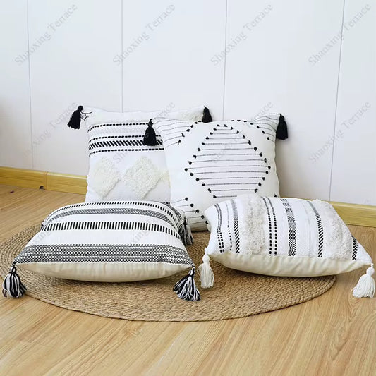 Coussins bohème noir et blanc à pompons - 45 x 45 cm