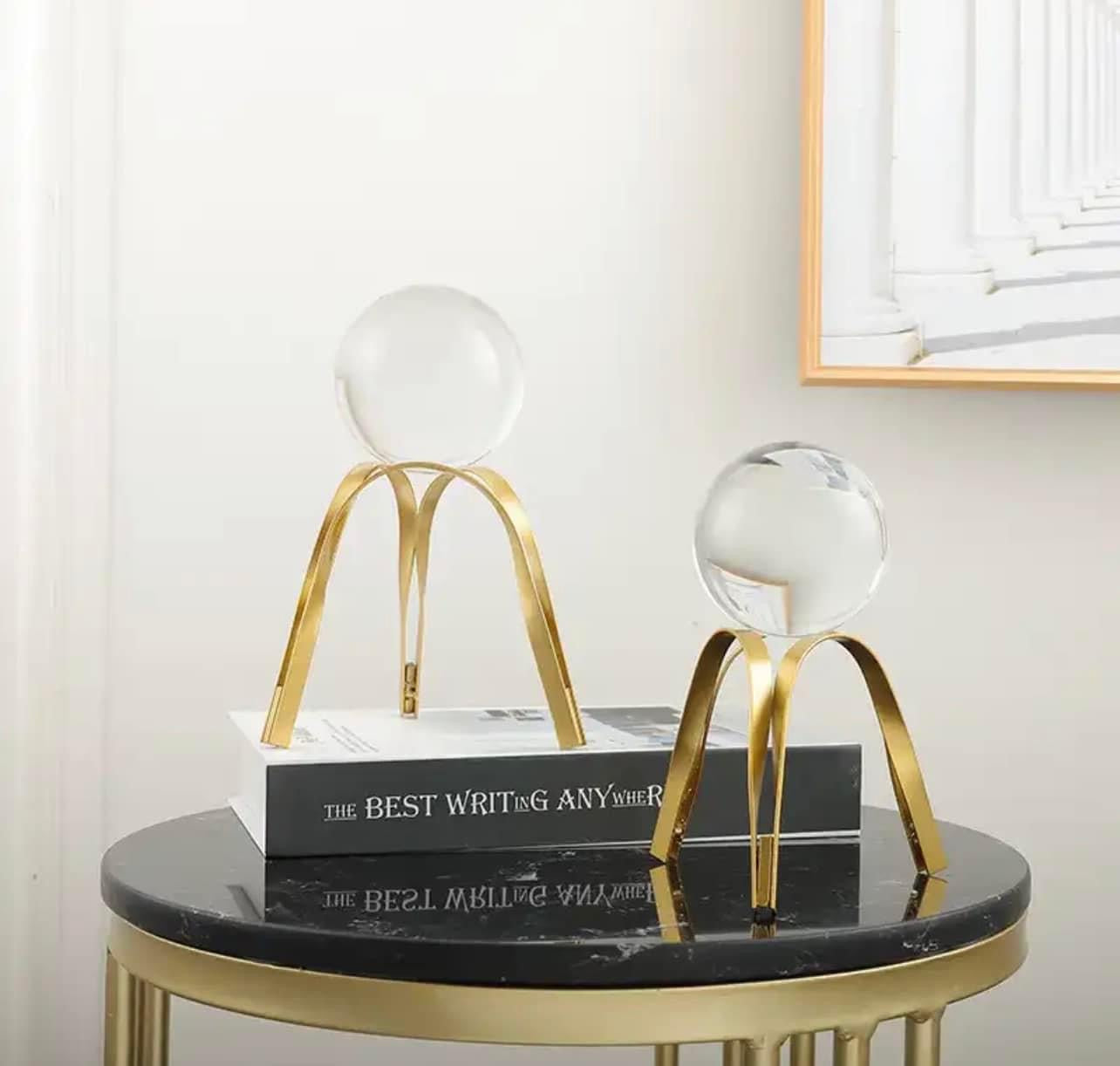 Support et boule de crystal décoratif