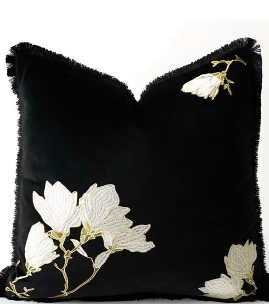 Coussin noir fleurs brodées