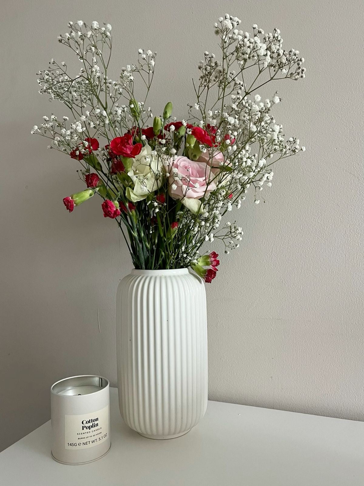 Vase côtelé blanc cassé