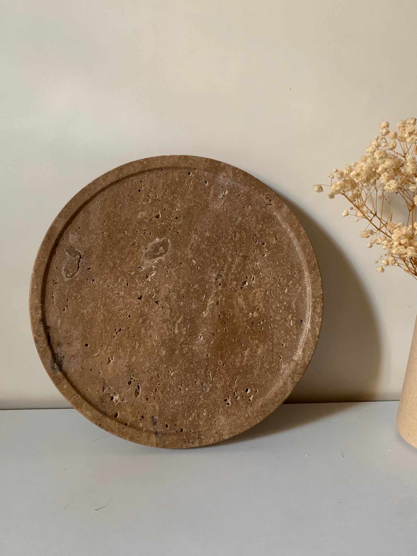 Plateau rond Terra – Travertin naturel 30 cm