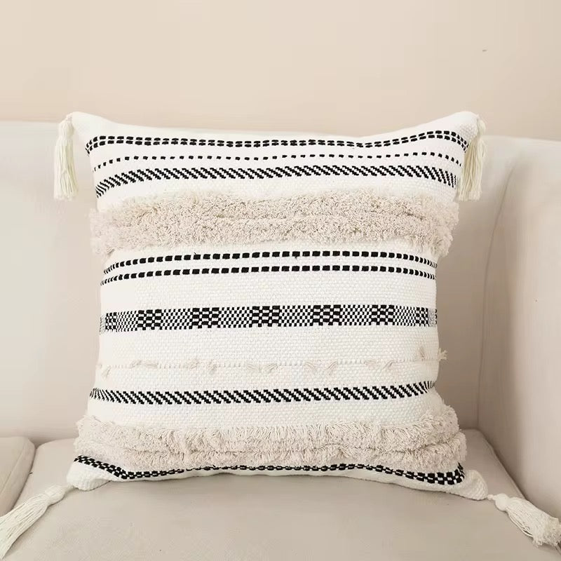 Coussins bohème noir et blanc à pompons - 45 x 45 cm