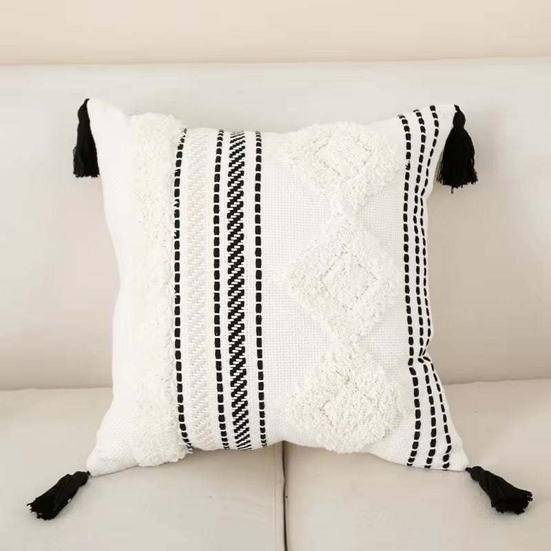 Coussins bohème noir et blanc à pompons - 45 x 45 cm