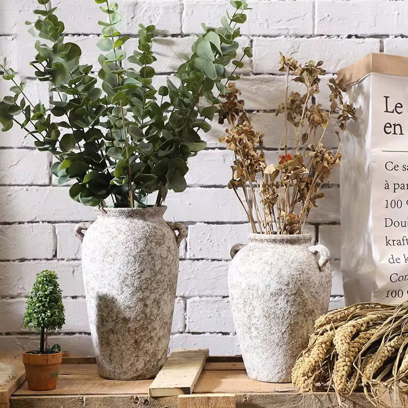 Vase en poterie wabi-sabi