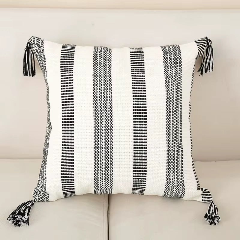 Coussins bohème noir et blanc à pompons - 45 x 45 cm