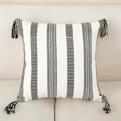 Coussins bohème noir et blanc à pompons - 45 x 45 cm