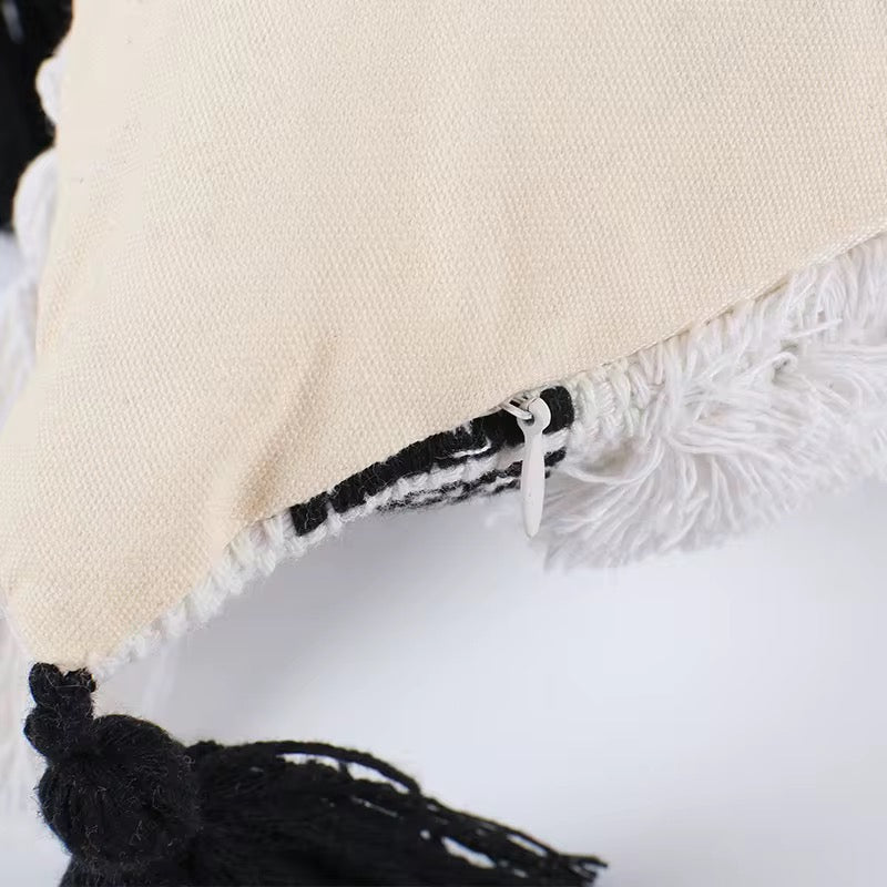 Coussins bohème noir et blanc à pompons - 45 x 45 cm