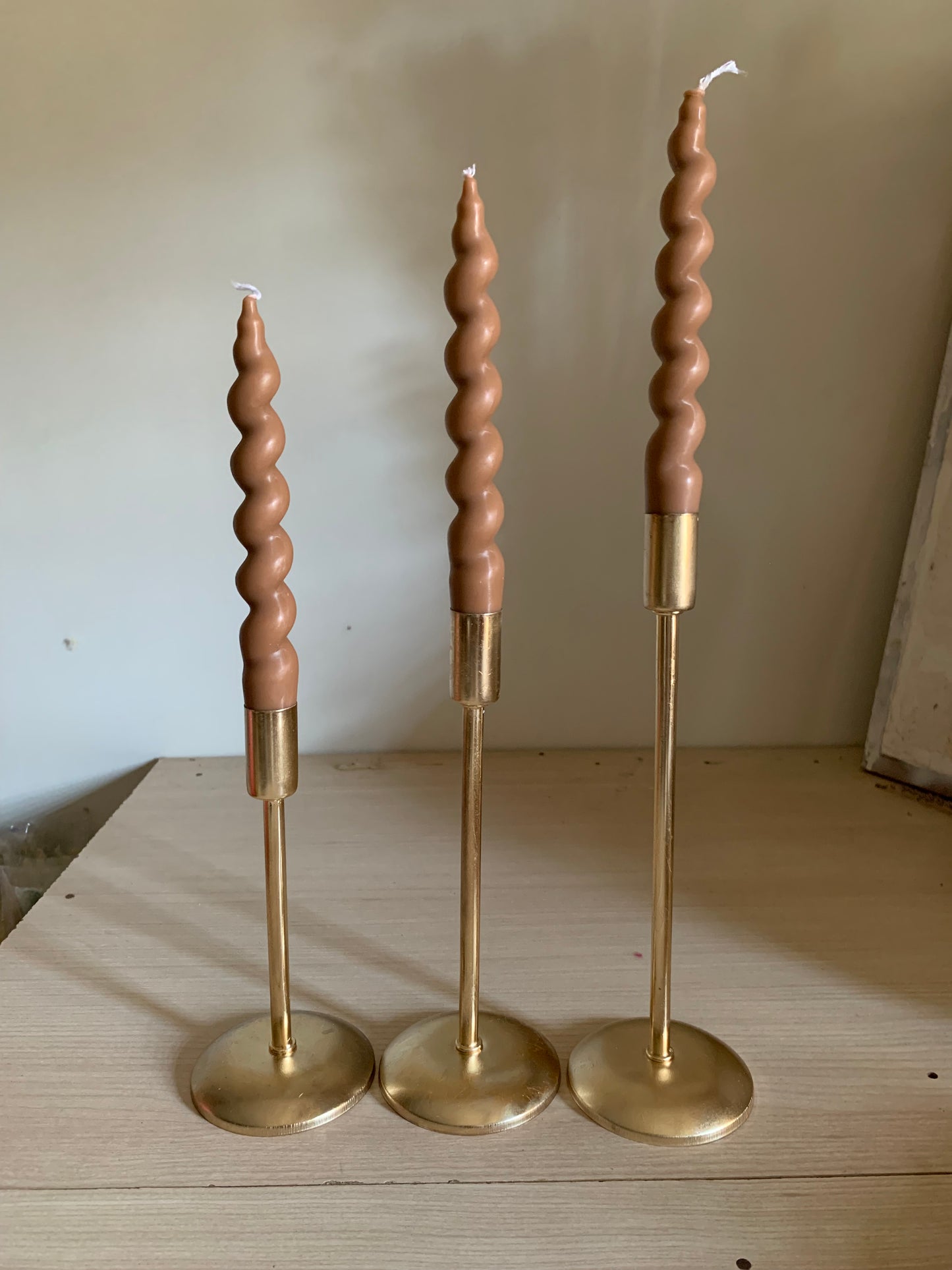 Bougeoirs dorés sur pieds artisanaux — Lot de 3 tailles Chandeliers