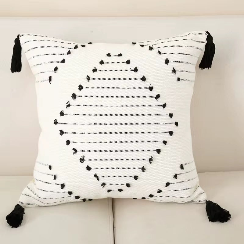 Coussins bohème noir et blanc à pompons - 45 x 45 cm