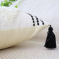 Coussins bohème noir et blanc à pompons - 45 x 45 cm