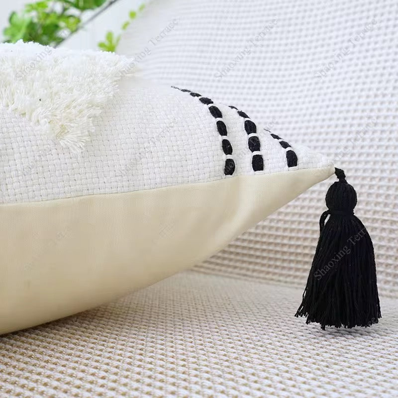 Coussins bohème noir et blanc à pompons - 45 x 45 cm