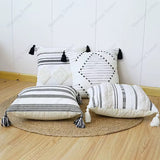 Coussins bohème noir et blanc à pompons - 45 x 45 cm