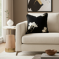 Coussin noir fleurs brodées